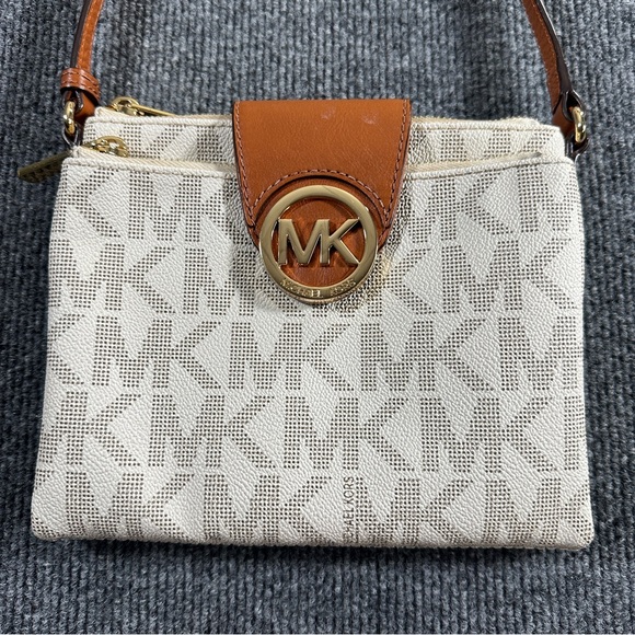 Michael Kors Handbags - EUC Michael Kors Signature Fulton Logo Crossbody Bag Purse Beige Vanilla